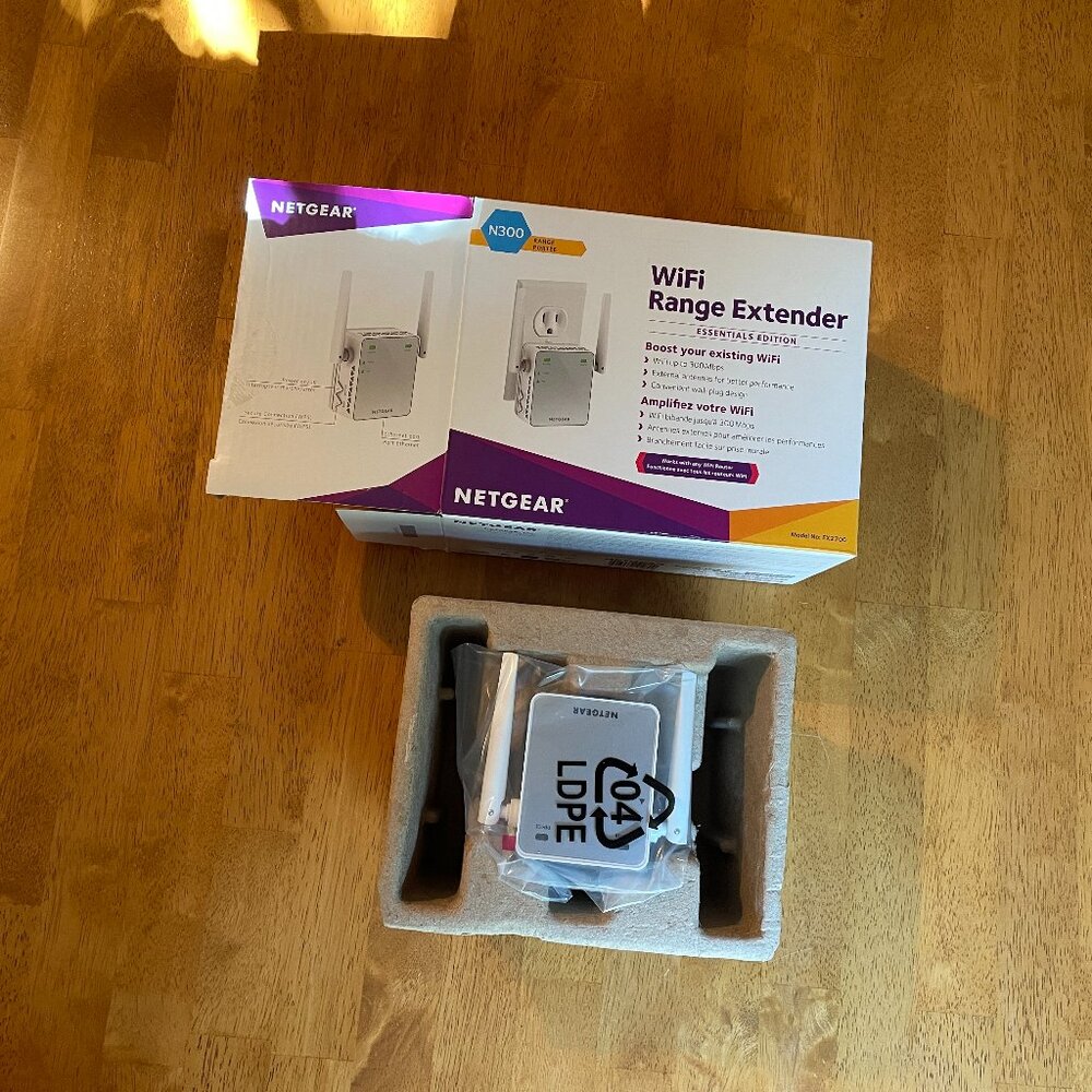 NETGEAR N300 WiFi Range Extender - Picture 2 of 7